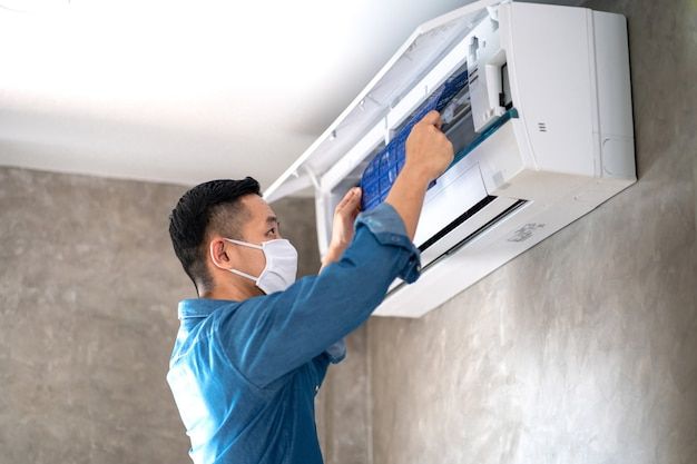 Premium Photo _ Technician man repairing ,cleaning and maintenance air conditioner